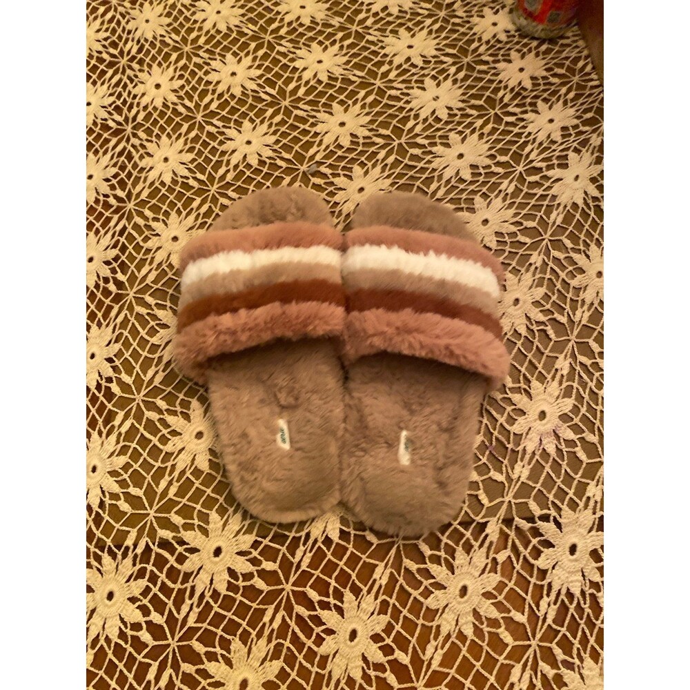 Aerie fuzzy slippers/shoes/slides Size 6